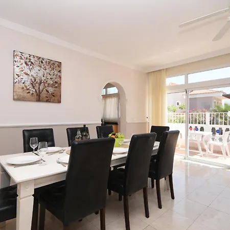Beautiful 4 Bedroom Private Heated Pool Villa *